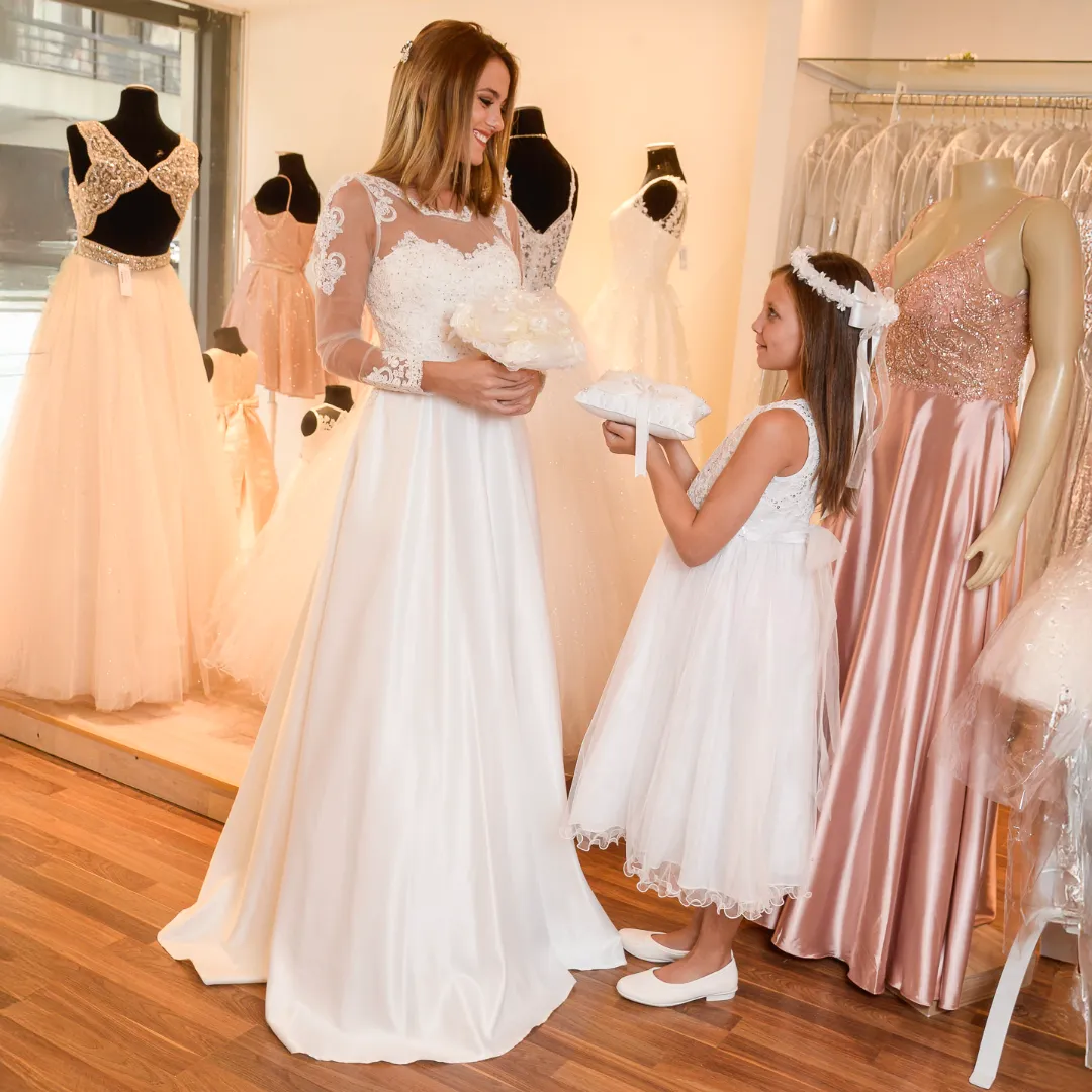 Clarili Fiestas Novias y Niña de Cortejo