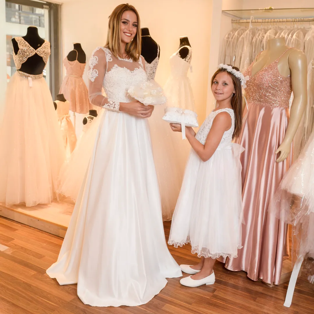Clarili Fiestas Novias y Niña de Cortejo